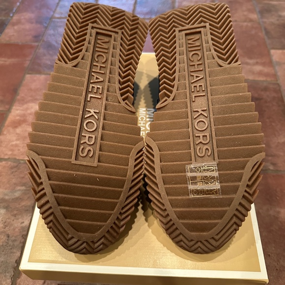NEW and UNWORN chocolate brown/khaki Michael Kors Rhodes Suede Trainer, 9.5M - Picture 4 of 4